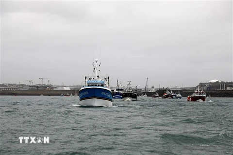 Các thuyền đánh cá Pháp trên vùng biển ngoài khơi đảo Jersey của Anh ngày 6/5/2021. (Ảnh: AFP/TTXVN)