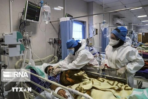 Điều trị cho bệnh nhân nhiễm COVID-19 tại bệnh viện ở Tehran, Iran. (Ảnh: IRNA/TTXVN)