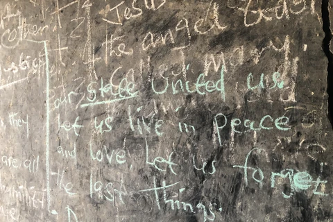 Tấm bảng trong lớp học tại trường Tiểu học Bentiu B, Nam Sudan (Ảnh: NVCC)