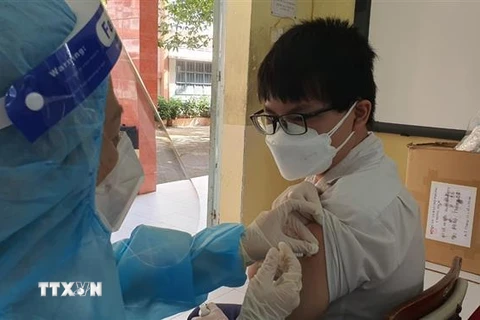 Học sinh trường chuyên Hùng Vương, thành phố Thủ Dầu Một, tỉnh Bình Dương bắt đầu được tiêm vaccine phòng COVID-19. (Ảnh: Văn Hướng/TTXVN)