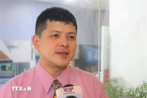 Tiến sỹ Oh Ei Sun trả lời phỏng vấn phóng viên TTXVN tại Kuala Lumpur. (Ảnh: Mạnh Tuân/TTXVN)