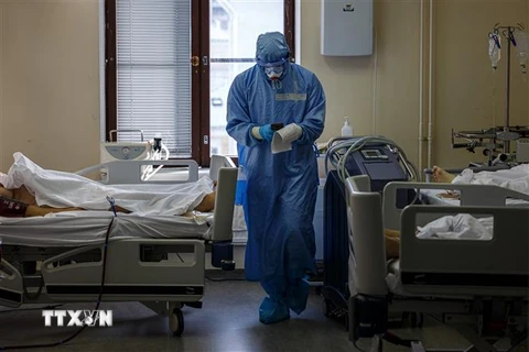 Điều trị cho bệnh nhân nhiễm COVID-19 tại bệnh viện ở Moskva, Nga, ngày 20/10/2021. (Ảnh: AFP/TTXVN)