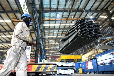 Công nhân làm việc tại nhà máy ở tỉnh Giang Tô, Trung Quốc. (Ảnh: AFP/TTXVN)