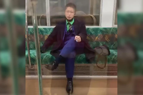 Thanh niên mặc đồ Joker tấn công tàu điện ngầm rồi bình thản hút thuốc