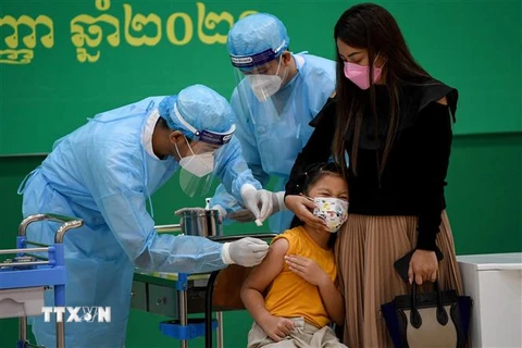 Nhân viên y tế tiêm vaccine ngừa COVID-19 cho một em nhỏ tại Phnom Penh, Campuchia ngày 17/9. (Ảnh: AFP/TTXVN)