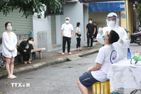 Nhân viên y tế lấy mẫu xét nghiệm COVID-19 cho người dân xã Ninh Hiệp (huyện Gia Lâm), ngày 2/11. (Ảnh: Minh Quyết/TTXVN)