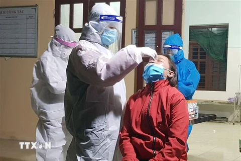 Trung tâm y tế huyện Yên Thế, Bắc Giang tiến hành lấy mẫu xét nghiệm COVID-19 cho người dân xã Hương Vĩ ngay trong đêm 1/11. (Ảnh: Đồng Thúy/TTXVN)