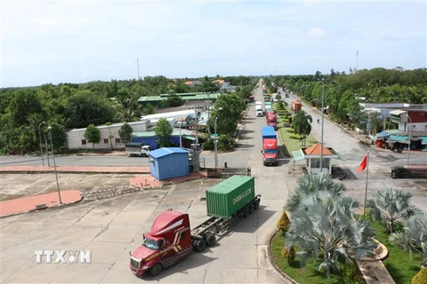 Xe container vận chuyển hàng hóa xuất khẩu tại Cửa khẩu Quốc tế Bình Hiệp. (Ảnh: Thanh Bình/TTXVN)