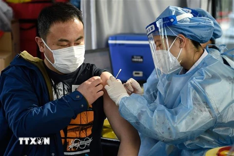 Tiêm mũi vaccine tăng cường ngừa COVID-19 cho người dân tại Bắc Kinh, Trung Quốc ngày 23/10. (Ảnh: THX/TTXVN)