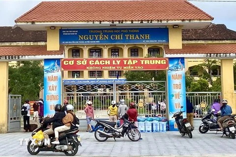 Sau khi phát hiện 3 ca nhiễm tại nhà trường, 81 học sinh và 26 giáo viên trường THPT Nguyễn Chí Thanh nhanh chóng chuẩn bị thực hiện cách ly tập trung ngay tại đơn vị. (Ảnh: Mai Trang/TTXVN)