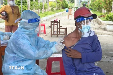 Thị xã Giá Rai khẩn trương tiêm vaccine phòng COVID-19 cho người dân, phấn đấu đạt 98% tổng số người trên 18 tuổi. (Ảnh: TTXVN phát)