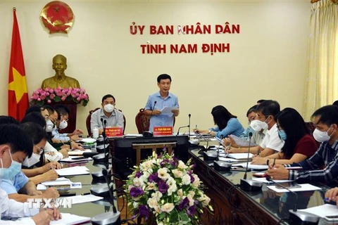 Chủ tịch UBND tỉnh Nam Định Phạm Đình Nghị phát biểu chỉ đạo tại cuộc họp trực tuyến với 10 huyện, thành phố để triển khai các biện pháp cấp bách phòng, chống dịch COVID-19. (Ảnh: Văn Đạt/TTXVN)
