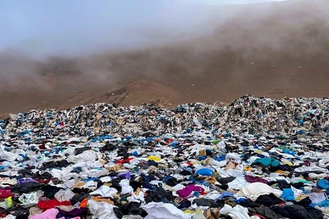 Một núi quần áo bị vứt bỏ tại sa mạc Atacama. (Nguồn: rte.ie)