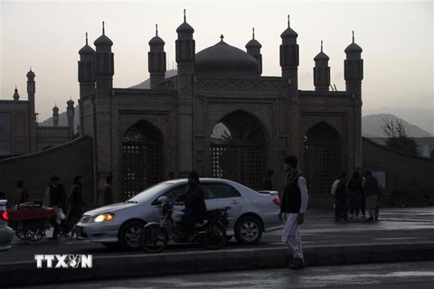 Hiện trường vụ đánh bom gần lối vào thánh đường Eid Gah ở thủ đô Kabul, Afghanistan ngày 3/10. (Ảnh: THX/TTXVN)