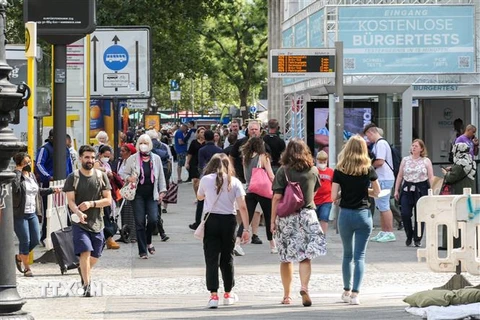 Người dân di chuyển trên đường phố tại Berlin, ngày 5/8/2021. (Ảnh: THX/ TTXVN)