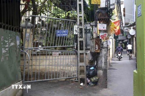 Hàng rào được dựng tại ngách 8/11/150/4, tổ dân phố số 5, đường Lê Quang Đạo. (Ảnh: Tuấn Đức/TTXVN)