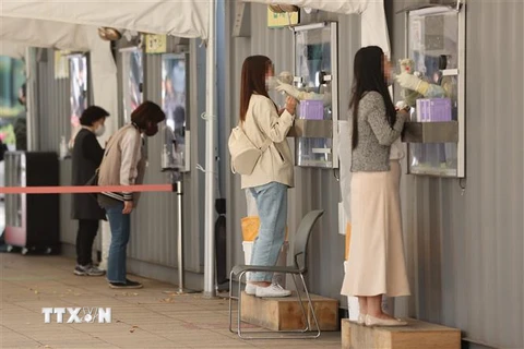 Nhân viên y tế lấy mẫu xét nghiệm COVID-19 cho người dân tại Seoul, Hàn Quốc, ngày 6/11. (Ảnh: Yonhap/TTXVN)