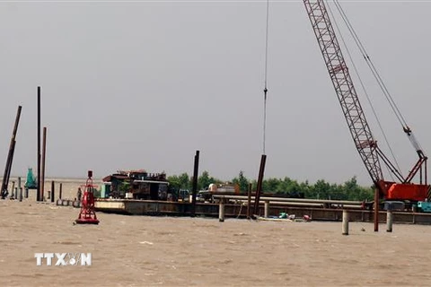 Công trình cảng Rạch Giá trên địa bàn TP. Rạch Giá (Kiên Giang) đang giai đoạn thi công. (Ảnh: Lê Huy Hải/TTXVN)