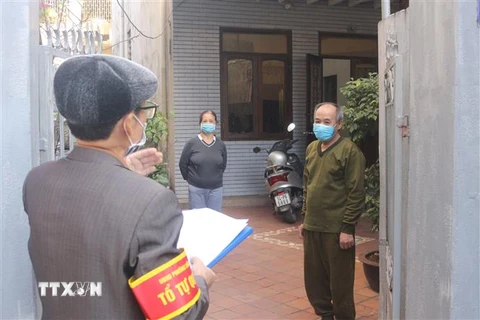 Tổ COVID cộng đồng đến từng nhà để rà soát biến động dân cư, tuyên truyền để nhân dân nâng cao trách nhiệm phòng, chống dịch COVID-19 tại Quảng Ninh. (Ảnh: Thanh Vân/TTXVN)