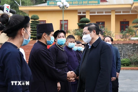 Thủ tướng Phạm Minh Chính với nhân dân xã Đàm Thủy. Ảnh: Dương Giang/TTXVN)