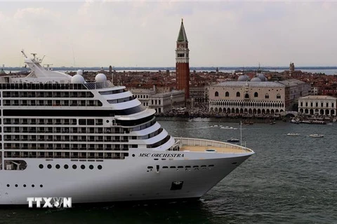 Tàu du lịch rời Venice, Italy, ngày 5/6/2021. (Ảnh: AFP/TTXVN)