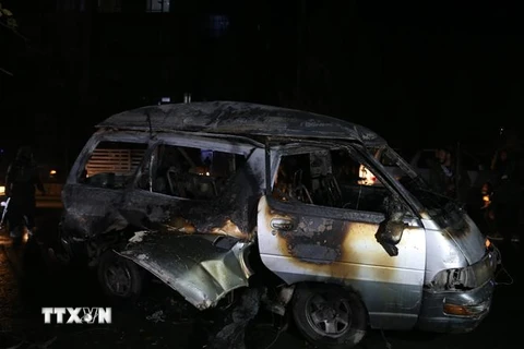 Một chiếc xe bị phá hủy tại hiện trường vụ nổ bom ở Kabul, Afghanistan ngày 13/11. (Ảnh: THX/TTXVN)