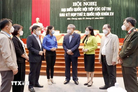 Chánh án Tòa án Nhân dân Tối cao Nguyễn Hòa Bình và đại biểu Quốc hội tỉnh Bắc Giang trao đổi với cử tri. (Ảnh: Đồng Thúy/TTXVN)