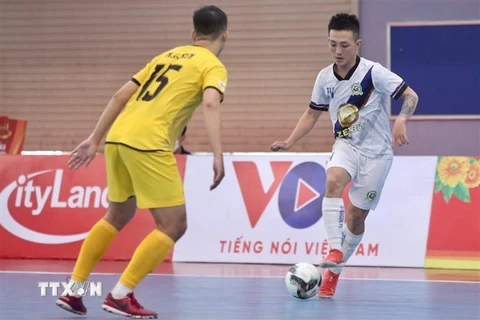 Pha đi bóng của cầu thủ Zetbit Sài Gòn (áo trắng) trong trận gặp Quảng Nam. (Ảnh: TTXVN phát)