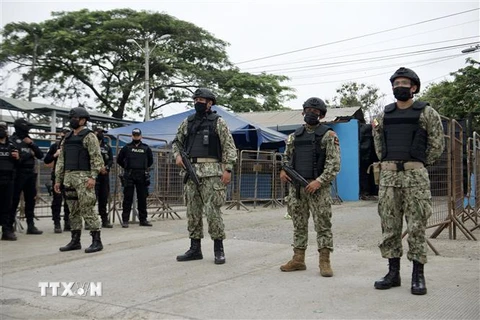 Cảnh sát gác bên ngoài nhà tù Penitenciaria del Litoral tại thành phố Guayaquil, Ecuador sau vụ bạo lực ngày 13/11. (Ảnh: AFP/TTXVN)