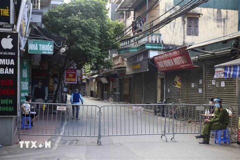 Hàng rào được dựng đầu ngõ 8, đường Lê Quang Đạo (Phú Đô, Nam Từ Liêm). (Ảnh: Tuấn Đức/TTXVN)