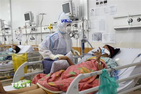 Các y, bác sỹ Bệnh viện hồi sức COVID-19 Thành phố Hồ Chí Minh thăm, khám điều bệnh nhân COVID-19 nặng. (Ảnh: Thanh Vũ/TTXVN)