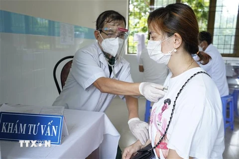 Tiêm vaccine cho người dân tại Côn Đảo. (Ảnh: TTXVN phát)