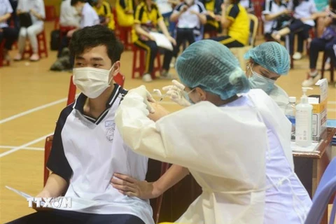 Tiêm vaccine phòng COVID-19 (Pfizer) mũi 1 cho học sinh lớp 8,9 tại Cung thể Thao Tiên Sơn ngày 20/11. (Ảnh: Văn Dũng/TTXVN)