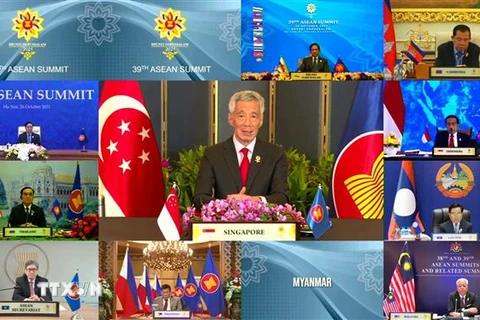 Thủ tướng Singapore Lý Hiển Long (giữa) tham dự Hội nghị cấp cao ASEAN theo hình thức trực tuyến, ngày 26/10. (Ảnh: AFP/TTXVN)