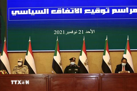 Tổng Tư lệnh quân đội Sudan Abdel Fattah al-Burhan (giữa) và Thủ tướng Abdalla Hamdok (phải) tại lễ ký thỏa thuận khôi phục quá trình chuyển tiếp dân sự, ở Khartoum, ngày 21/11. (Ảnh: THX/TTXVN)