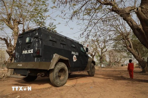 Cảnh sát được triển khai sau khi xảy ra một vụ bắt cóc tại Nigeria. (Ảnh: AFP/TTXVN)