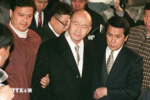 Cựu Tổng thống Hàn Quốc Chun Doo-hwan (giữa) bị bắt giữ tại Hapchon, cách thủ đô Seoul 320km về phía nam, ngày 3/12. (Ảnh: AFP/TTXVN)