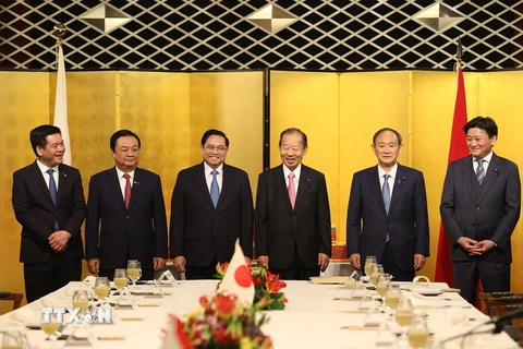Ngài Nikai Toshihiro, Chủ tịch Liên minh Nghị sỹ Hữu nghị Nhật-Việt tặng biểu trưng cho Thủ tướng Phạm Minh Chính. (Ảnh: Dương Giang/TTXVN)
