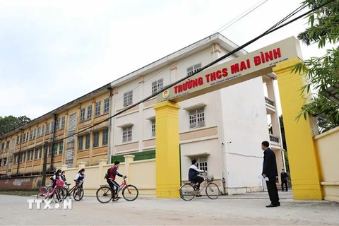 Học sinh lớp 9 trường THCS Mai Đình, huyện Sóc Sơn đi học trở lại trong sáng 22/11. (Ảnh: Thanh Tùng/TTXVN)