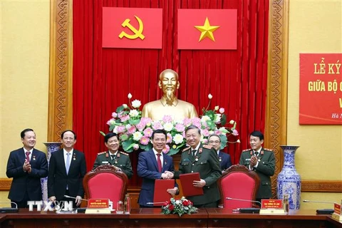 Bộ trưởng Bộ Công an Tô Lâm và Bộ trưởng Bộ Thông tin và Truyền thông Nguyễn Mạnh Hùng ký Quy chế phối hợp giữa 2 đơn vị. (Ảnh: Phạm Kiên/TTXVN)