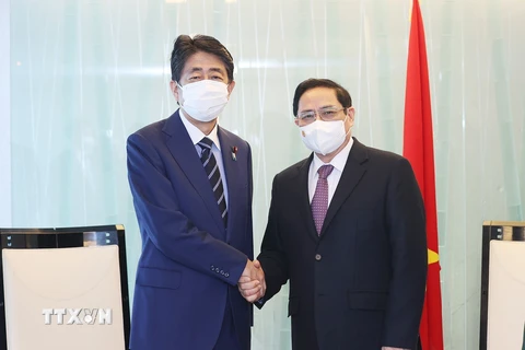 Thủ tướng Phạm Minh Chính tiếp ngài Abe Shinzo, cựu Thủ tướng Nhật Bản. (Ảnh: Dương Giang/TTXVN)