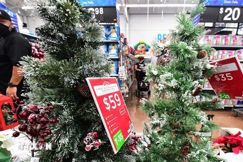 Khách hàng mua sắm tại siêu thị ở Rosemead, California, Mỹ. (Ảnh: AFP/TTXVN)