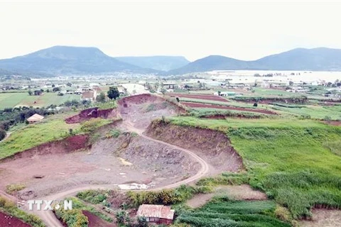 Toàn cảnh mỏ khoáng sản khai thác trái phép ở thôn Cầu Sắt, xã Tu Tra (huyện Đơn Dương, tỉnh Lâm Đồng). (Ảnh: TTXVN)
