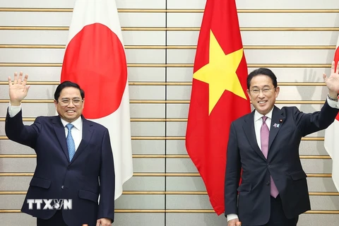 Thủ tướng Phạm Minh Chính và Thủ tướng Nhật Bản Kishida Fumio chụp ảnh chung. (Ảnh: Dương Giang/TTXVN)