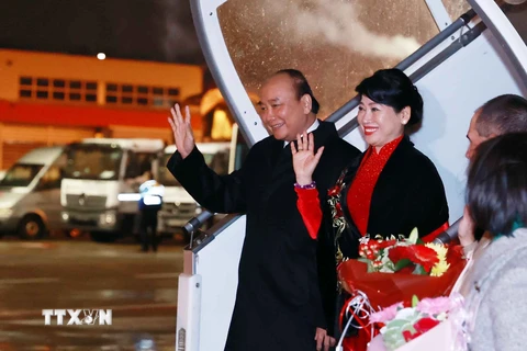 Chủ tịch nước Nguyễn Xuân Phúc và Phu nhân đến Sân bay quốc tế Geneva. (Ảnh: Thống Nhất/TTXVN) 