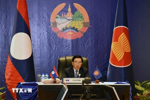 Thủ tướng Lào Phankham Viphavan dự các hội nghị cấp cao ASEAN lần thứ 38 và 39. (Ảnh:TTXVN/phát)