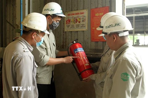 Tập huấn hướng dẫn công nhân sử dụng bình bọt khi có sự cố tại Công ty Cổ phần DAP số 2. (Ảnh minh họa: Quốc Khánh/TTXVN)