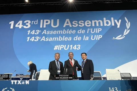 Trưởng Đoàn đại biểu Quốc hội Việt Nam Vũ Hải Hà (bên phải) với Chủ tịch IPU Duarte Pacheco. (Ảnh: TTXVN phát)