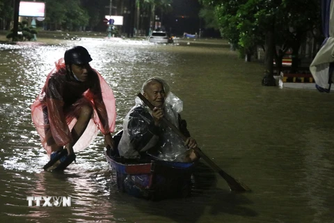 Người dân thành phố Tuy Hòa dùng ghe để di chuyển trên các tuyến phố. (Ảnh: Phạm Cường/TTXVN)