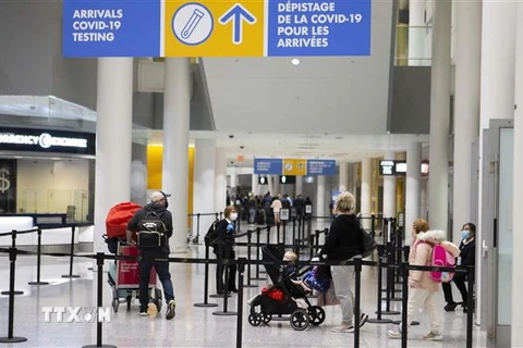Hành khách tại sân bay quốc tế Toronto Pearson ở Ontario, Canada ngày 28/11. (Ảnh: THX/TTXVN)